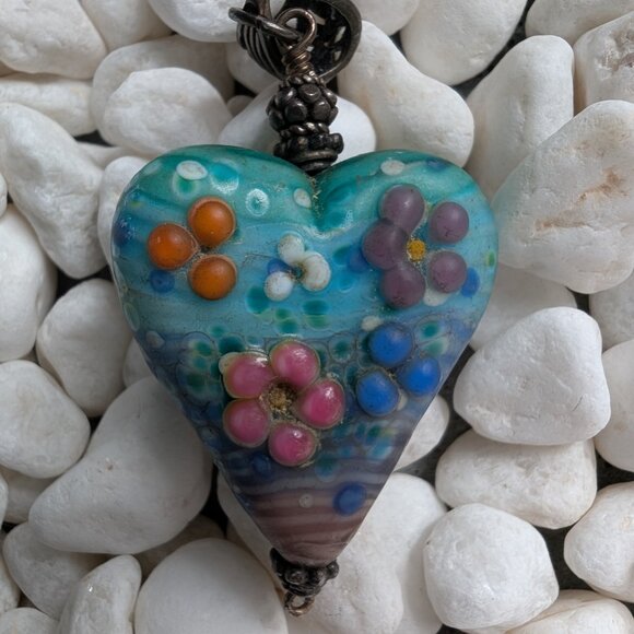 Vintage 90s Handmade Glass Lampwork Bead - Murano Glass - Blue Heart w/Flowers - Picture 3 of 4
